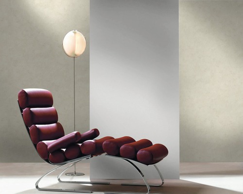 Vardagsrum med schäslong och golvlampa