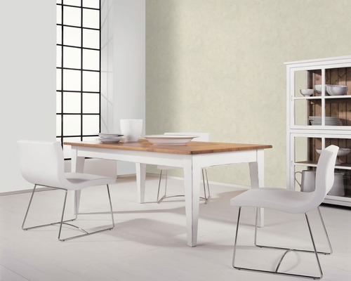 Ljus matplats med matbord, stolar och skåp.