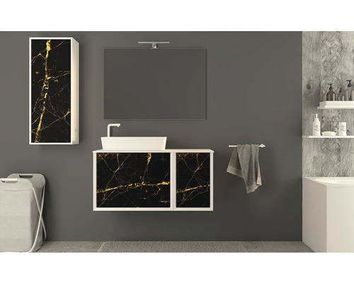 Badrum med handfat, spegelskåp och underskåp i marmorlook