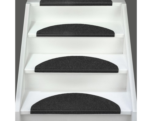 Trappa med svarta trappstegsmattor för ljuddämpning och ökad säkerhet.