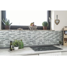 Köksscen med mosaikplattor som stänkskydd