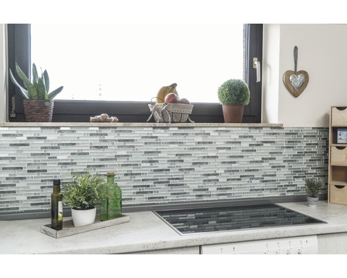 Köksscen med mosaikplattor som stänkskydd