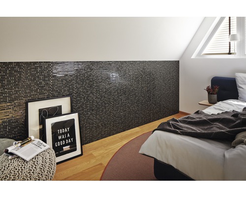 Sovrum med väggplattor, säng och dekoration