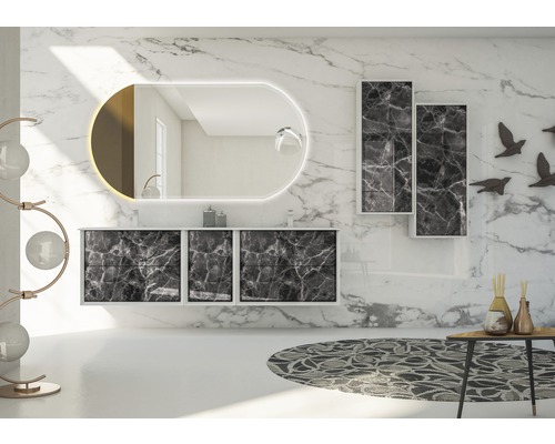 Badrum med tvättställ, spegel och förvaringselement i modern design