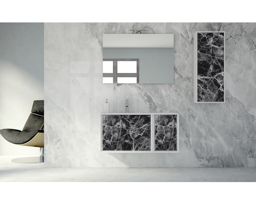 Badrum med tvättställ, spegel och väggskåp i marmorlook