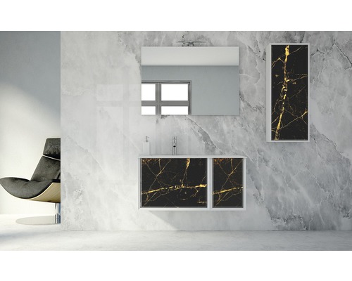 Badrum med tvättställsskåp, spegelskåp och spegel