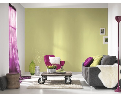 Vardagsrum med soffa, fåtölj, soffbord och golvlampa