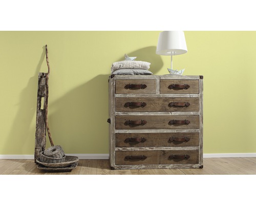 Träbyrå med sex lådor, dekorativa föremål och en lampa