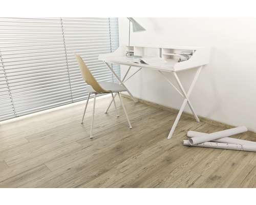 Ljus arbetsplats med skrivbord, stol och laminatgolv