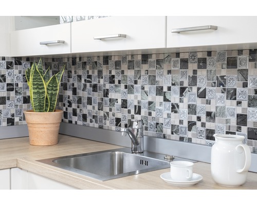 Köksscen med diskho, mosaikplattor och växt