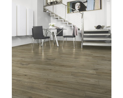 Vardagsrum med laminatgolv i trälook, matbord och trappa