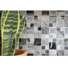 Mosaikplattor med blommönster och växter i kruka