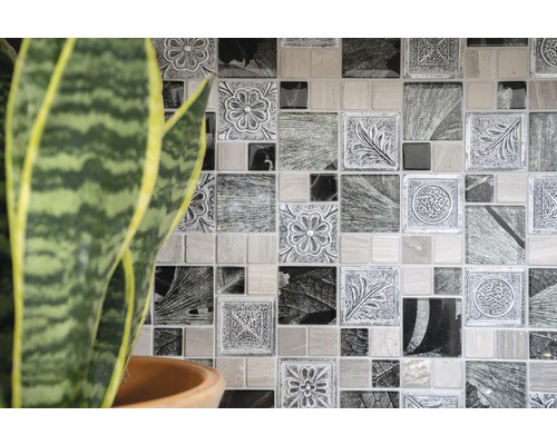 Mosaikplattor med blommönster och växter i kruka