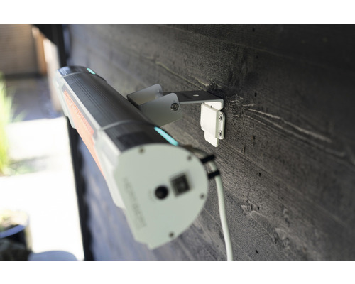 Närbild av en terrassvärmare med fäste, monterad på en trävägg.