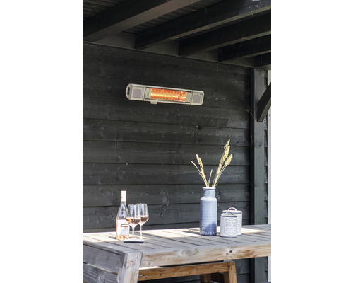 Terrass med infravärmare, bord och drycker