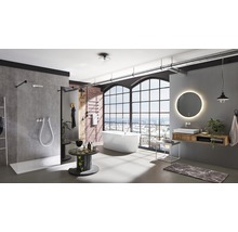 Badrum i loftstil med dusch, badkar, tvättställ och stort fönster
