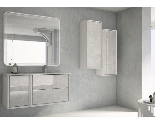 Badrum med tvättställsskåp, hängande skåp och spegel med belysning