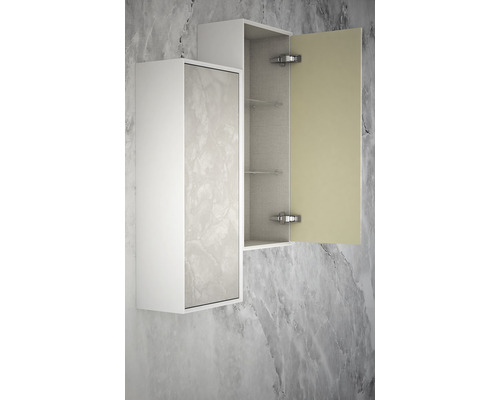 Vägmonterat badrumsskåp med marmorlook och öppen dörr