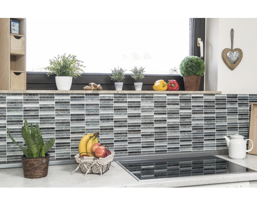 Köksscen med mosaikvägg, fönsterbräda med dekoration och fruktkorg