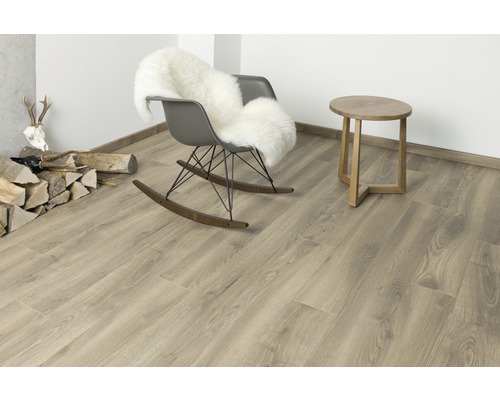 Vardagsrum med trägolv, gungstol och sidobord