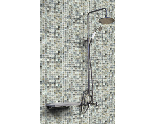 Duscharmatur med takdusch, handdusch och hylla framför mosaikplattor