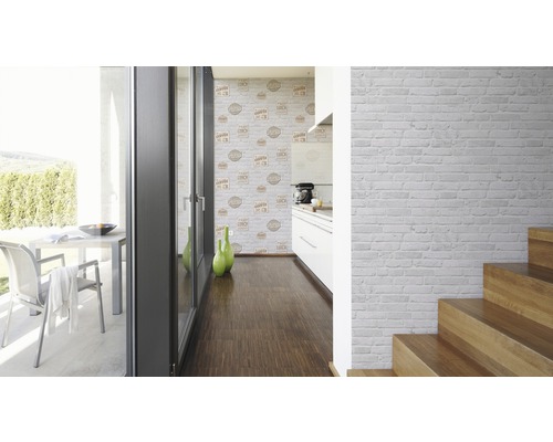 Interiör med tegel tapet och trägolv