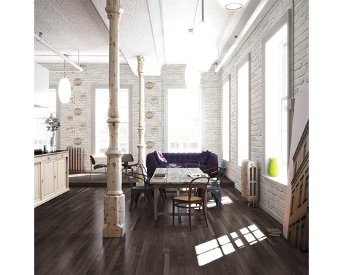 Rymligt vardagsrum med trägolv, matbord och dekorativ tegelvägg