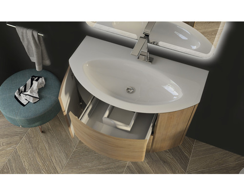 Badrum med handfat, öppen låda, spegel och pall