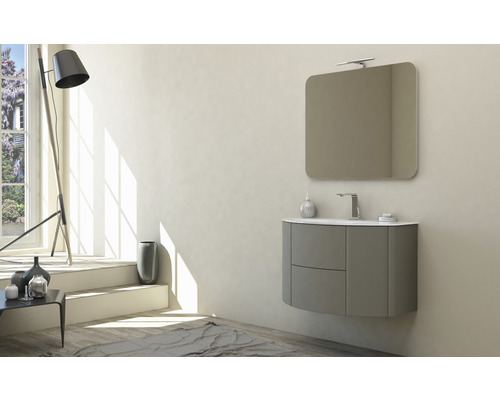 Badrum med tvättställsskåp, spegel och belysning i modern design