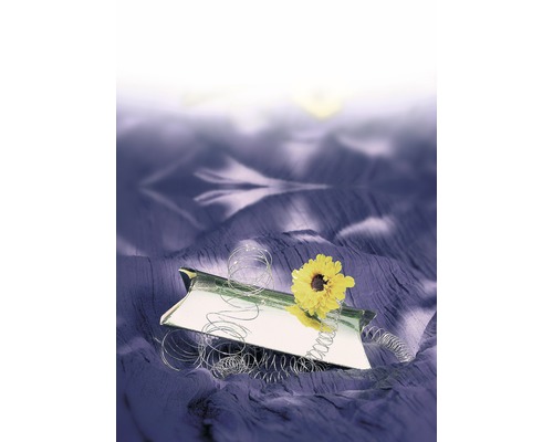 Dekoration med spegel, tråd och gul blomma på tyg