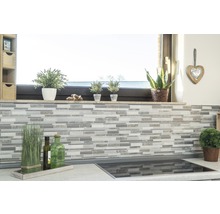 Köksvägg med mosaikplattor, dekoration och spishäll