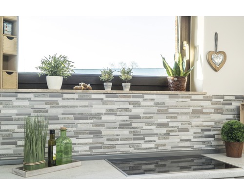 Köksvägg med mosaikplattor, dekoration och spishäll