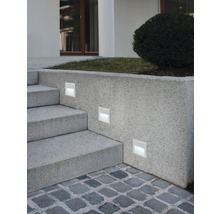 Utomhustrappa med infällda LED-vägglampor för utomhusbruk