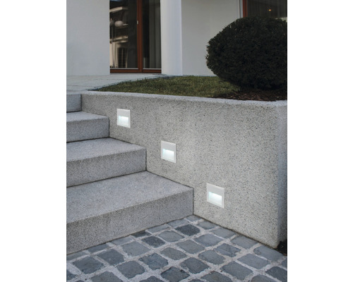Utomhustrappa med infällda LED-vägglampor för utomhusbruk