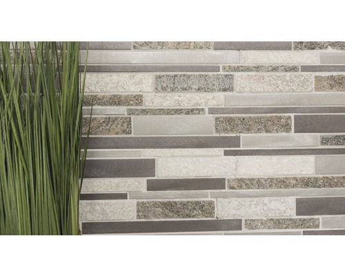 Vägg av mosaikplattor med gräsdekoration