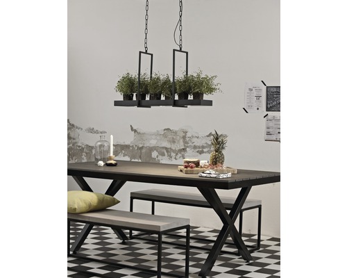 Matplats med matbord, bänkar och hängande växtlampa för inomhusbruk