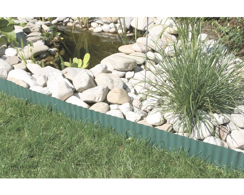 Trädgård med gräsmatta, damm och gräsmattskant