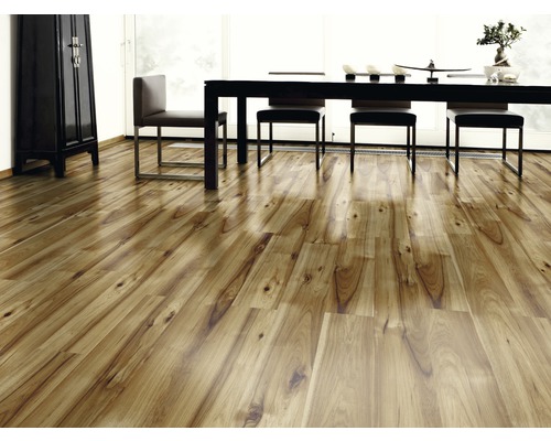 Ljust rum med trägolv, bord och stolar.