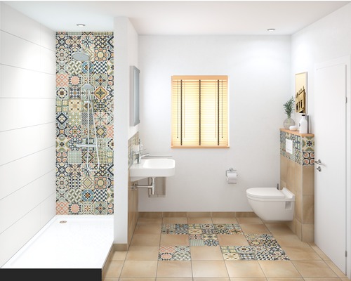 Badrum med dusch, handfat och toalett samt mönstrade plattor