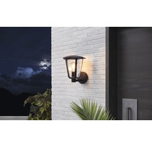 Utomhusvägglampa på en tegelvägg på natten