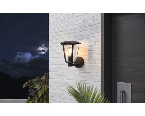 Utomhusvägglampa på en tegelvägg på natten