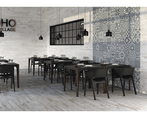 Restauranginteriör med trägolv, träpanel och en vägg med dekorationer