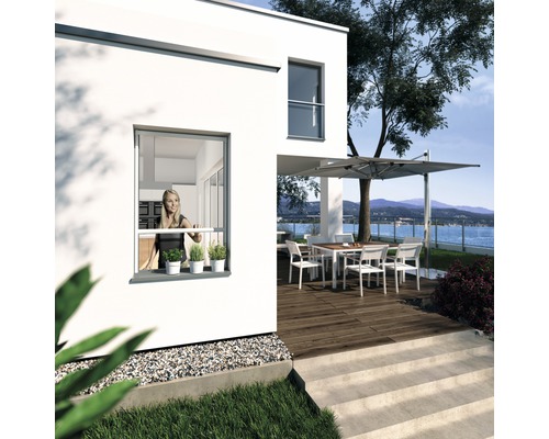 Insektsskydd Windhager PLUS rullgardinfönster utan borrning vit 160x160 cm. Exteriör av ett modernt hus med terrass, parasoll och kvinna vid fönstret
