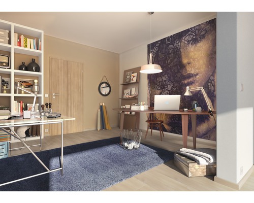 Inredning av ett arbetsrum med skrivbord, hyllor och dekoration.