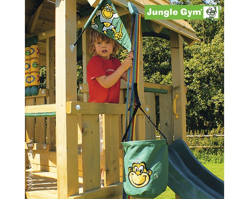 Barn i lektornet med flagga och hink från Jungle Gym