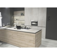 Modernt kök med köksö, inbyggnadsugn och öppna hyllor