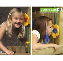 Två barn använder en lekplatstelefon från Jungle Gym