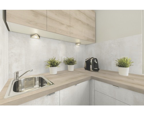 Ljust kök med diskho, bänkskiva och överskåp