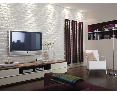 Vardagsrum med tegelvägg, TV, byrå och element