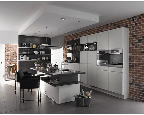 Ljust kök med köksö, inbyggda skåp och tegelvägg
